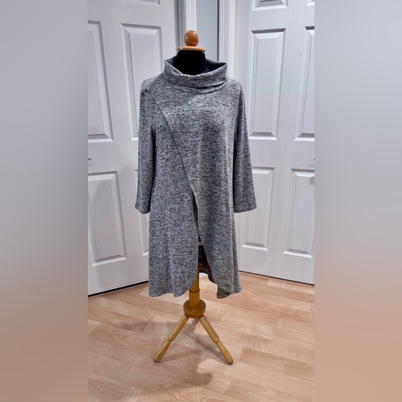 Neiman Marcus Sweaters - Neiman Marcus Gray Wrap/Poncho, size L